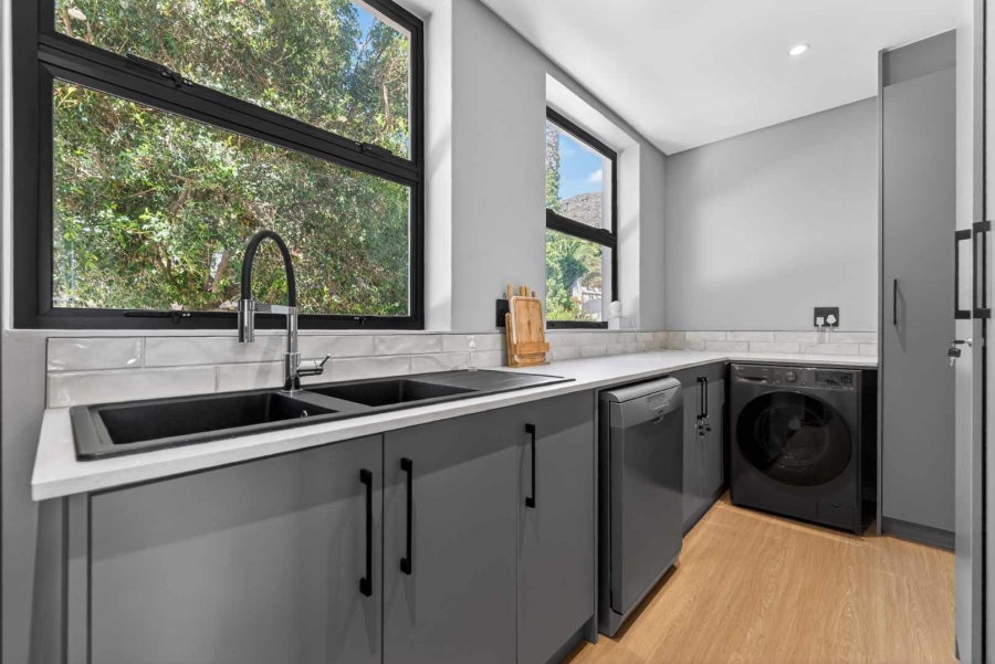 7 Bedroom Property for Sale in Camps Bay Western Cape